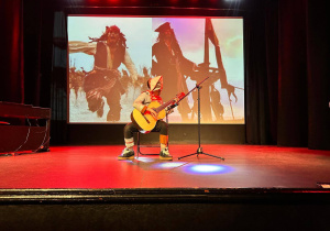 Uczeń gra na gitarze