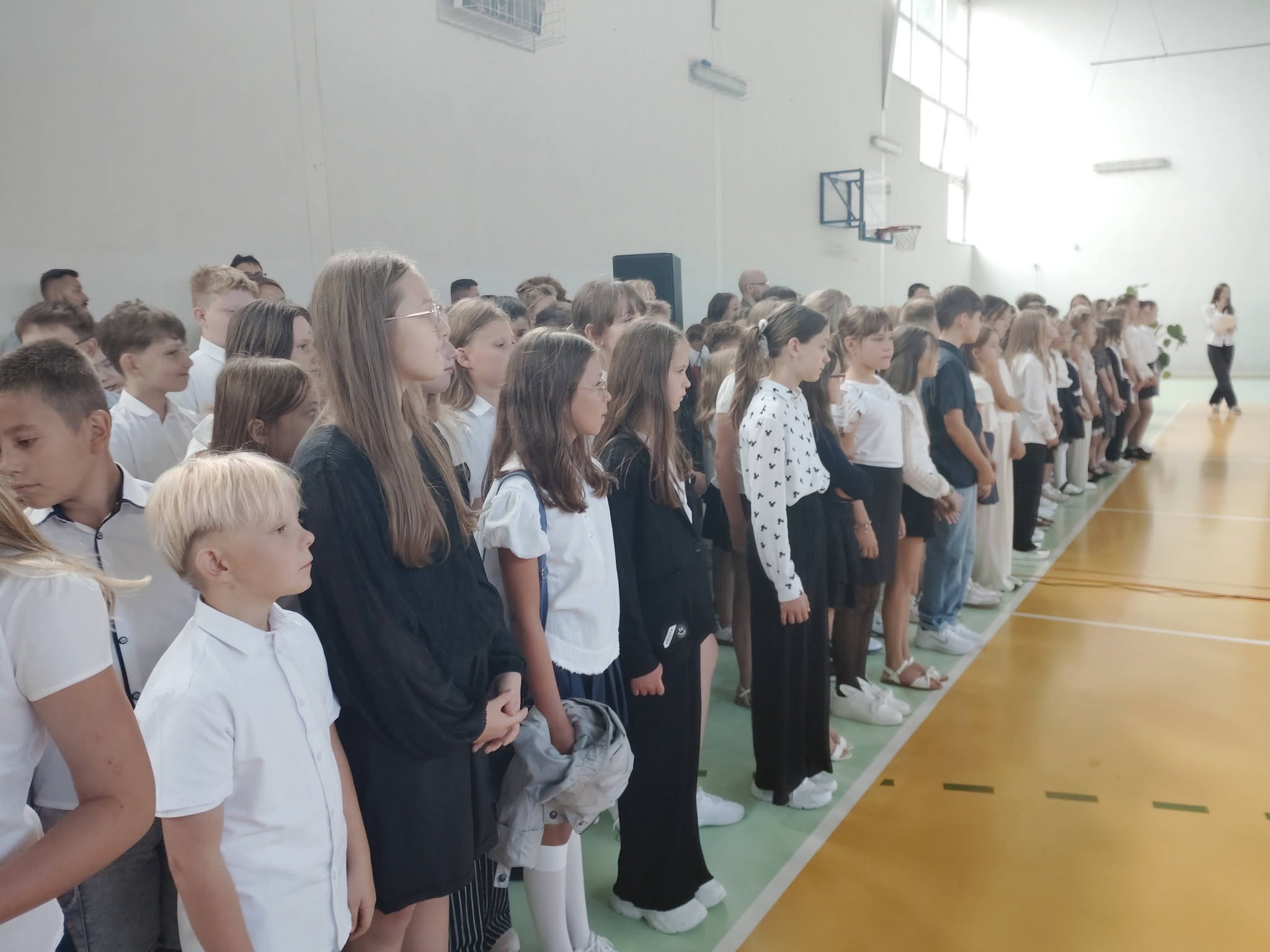 Grupa uczniów podczas rozpoczęcia roku szkolnego 2026/2027