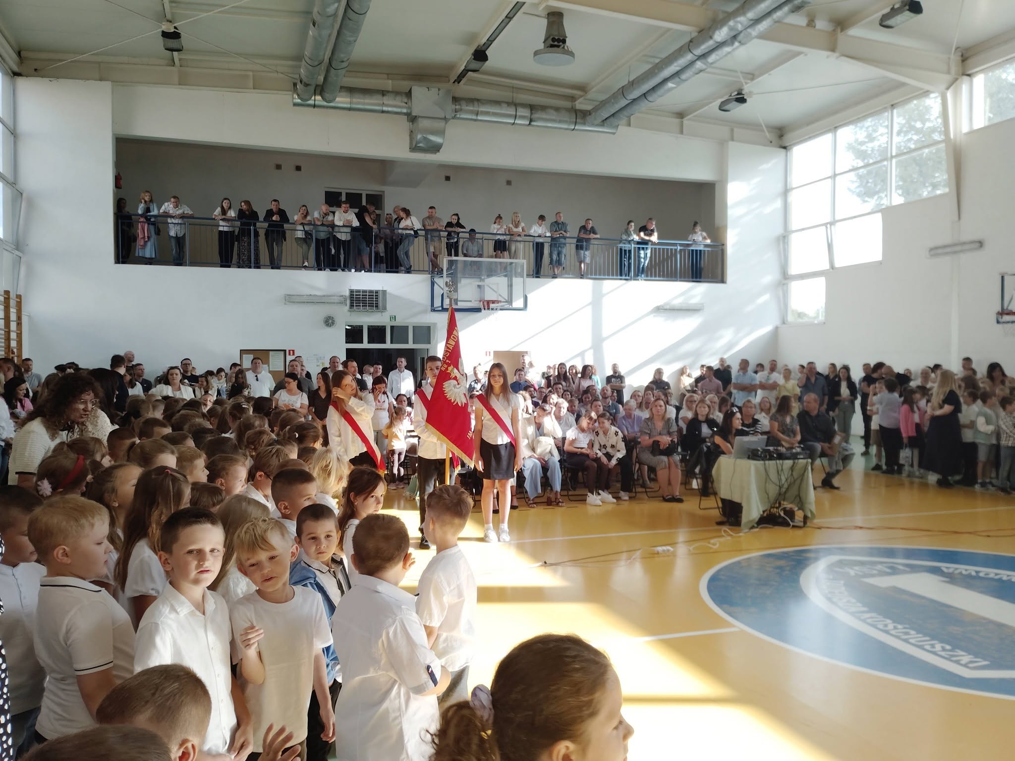 Grupa uczniów podczas rozpoczęcia roku szkolnego 2026/2027
