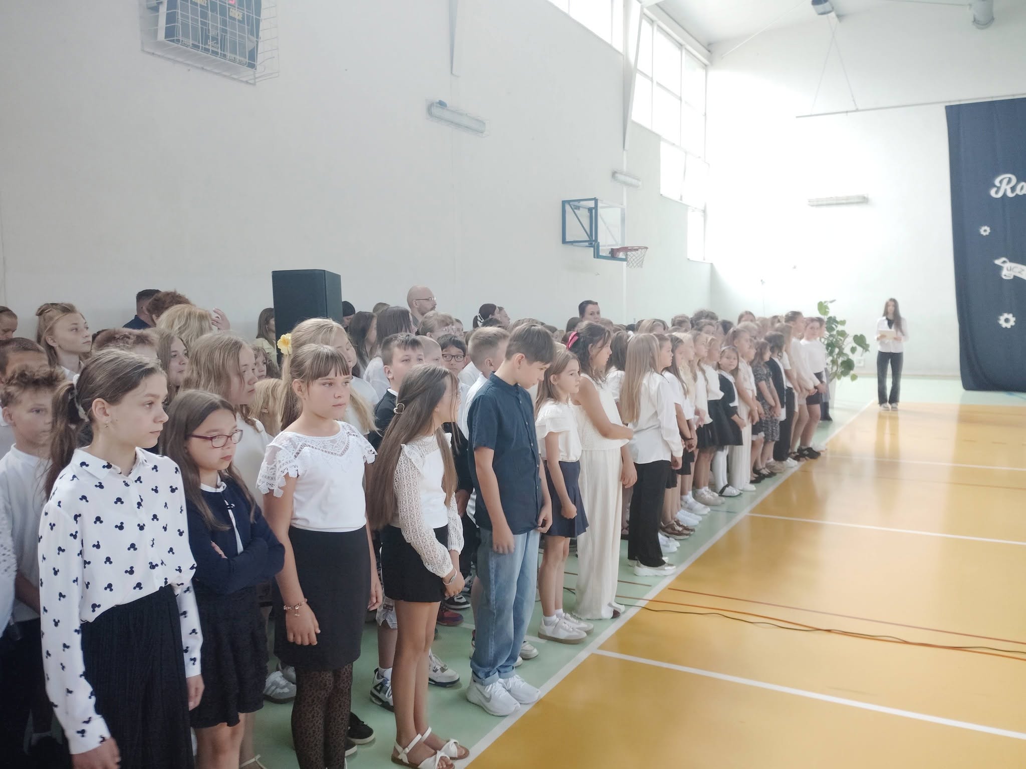 Grupa uczniów podczas rozpoczęcia roku szkolnego 2026/2027