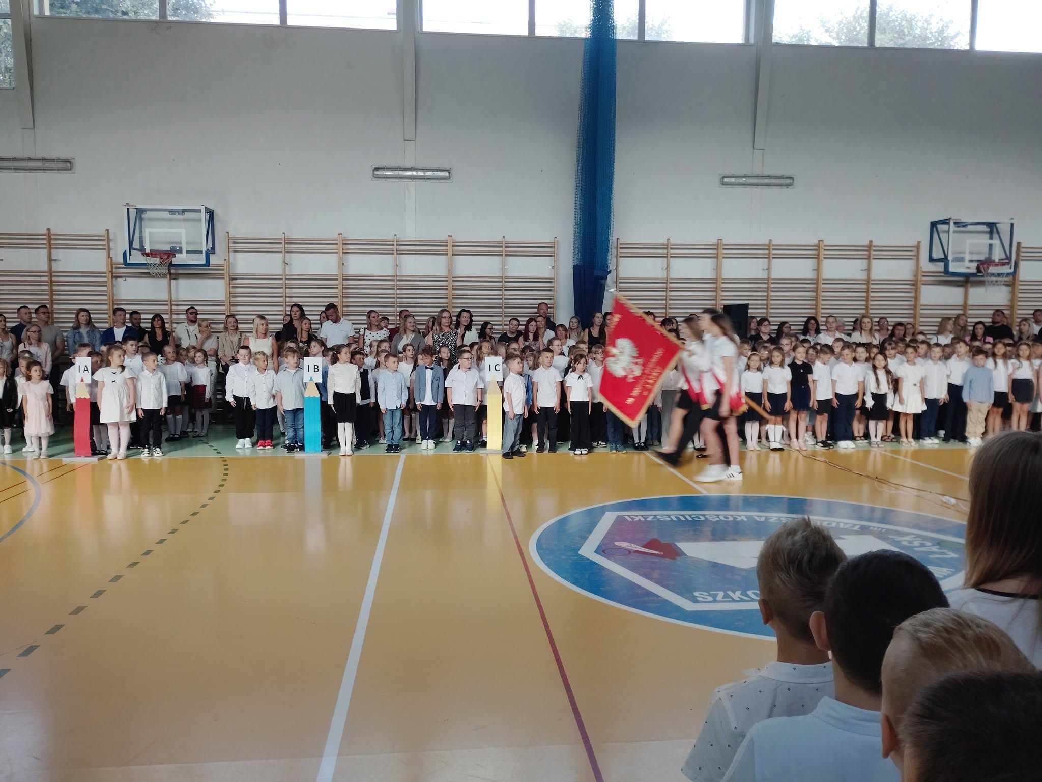 Grupa uczniów podczas rozpoczęcia roku szkolnego 2026/2027