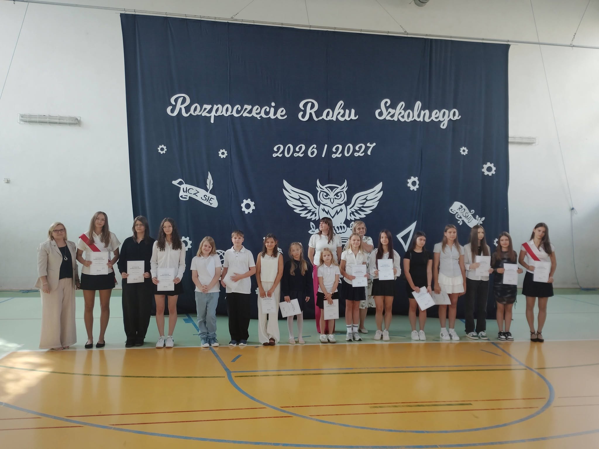 Grupa uczniów, którzy otrzymali stypendia Burmistrza Łasku podczas rozpoczęcia roku szkolnego 2026/2027