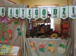 Dzień Dinozaura w bibliotece szkolnej.