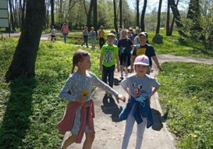 dzieci na wycieczce w parku