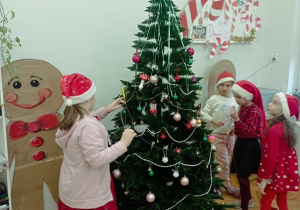 Uczniowie ubierają choinkę