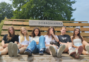 Grupowe zdjęcie uczenic kl. VIII