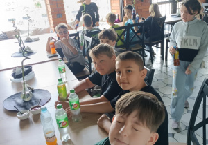 Uczniowie kl. IVc jedzą pizzę.