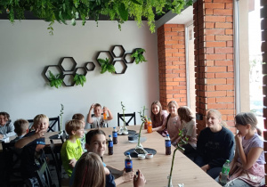Uczniowie kl. IVc jedzą pizzę.