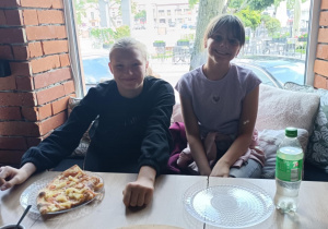 Uczniowie kl. IVc jedzą pizzę.