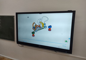 Monitor wyświetla instrukcję