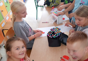 Uczennice ozdabiają przywieszki.