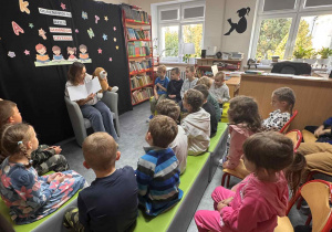 Uczniowie klas I na spotkaniu w bibliotece szkolnej