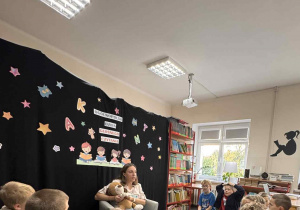 Uczniowie klas I na spotkaniu w bibliotece szkolnej
