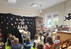 Uczniowie klas I na spotkaniu w bibliotece szkolnej