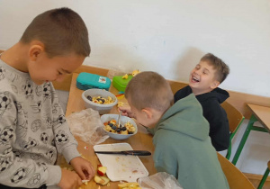 Uczniowie robią sałatkę.