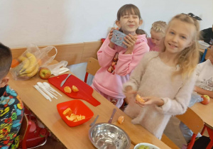 Uczniowie robią sałatkę.