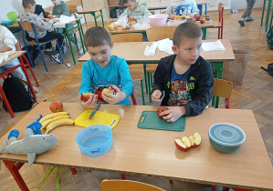 Uczniowie robią sałatkę.