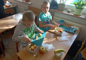 Uczniowie robią sałatkę.