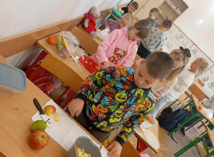 Klasa 2 d - robimy sałatkę owocową
