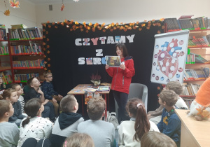 Nauczycielka i uczniowie