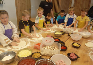 Uczniowie robią pizzę