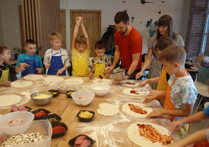 Uczniowie robią pizzę