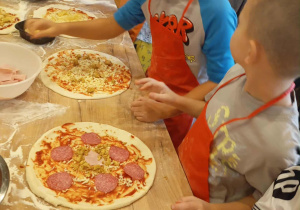 Uczniowie robią pizzęUczniowie robią pizzę