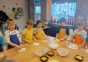 Uczniowie robią pizzę