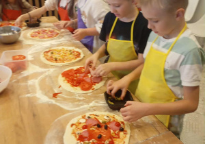 Uczniowie robią pizzę