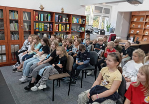 Uczniowie podczas spotkania z autorką