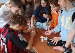 Uczniowie rozwiązują przykłady działań