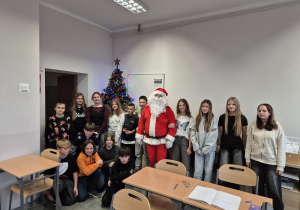 Uczniowie kl. VIc z Mikołajem