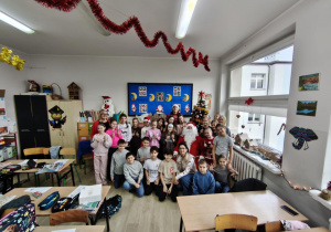 Uczniowie kl. IIIa z Mikołajem