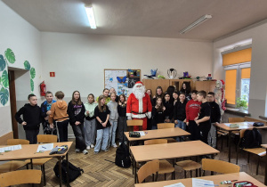 Uczniowie kl. Va z Mikołajem