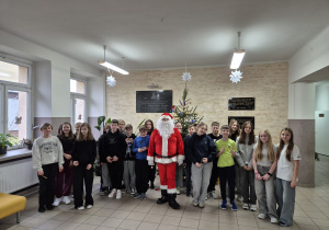 Uczniowie kl. VIa z Mikołajem