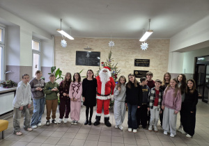 Uczniowie kl. VIb z Mikołajem