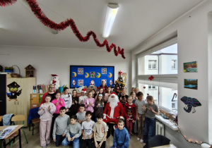 Uczniowie kl. IIIa z Mikołajem