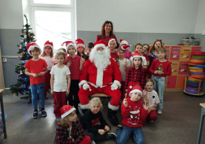 Uczniowie kl. Ia z Mikołajem