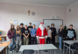 Uczniowie kl. VIIa z Mikołajem