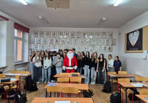 Uczniowie kl. VIIIc z Mikołajem