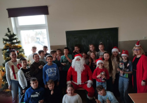 Uczniowie kl. IVb z Mikołajem