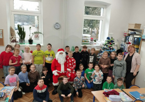 Uczniowie kl. IIIc z Mikołajem