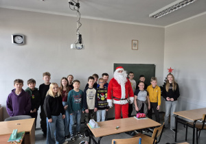 Uczniowie kl. Vb z Mikołajem