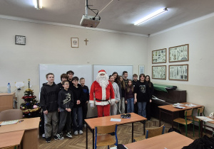 Uczniowie kl. VIIb z Mikołajem