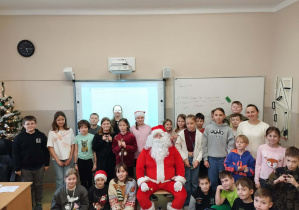 Uczniowie kl. IVc z Mikołajem