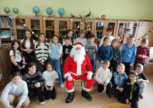 Uczniowie kl. IVa z Mikołajem