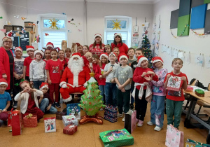 Uczniowie kl. IIa z Mikołajem