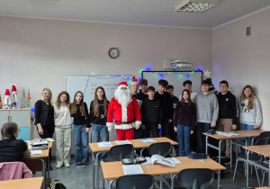 Uczniowie kl. VIIIb z Mikołajem