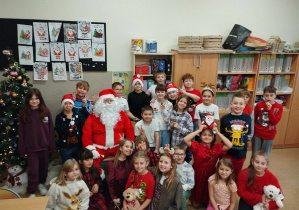 Uczniowie kl. IIIb z Mikołajem